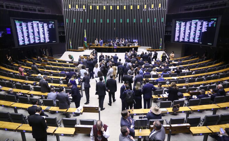 Plenário reúne-se nesta manhã para votar acordos internacionais