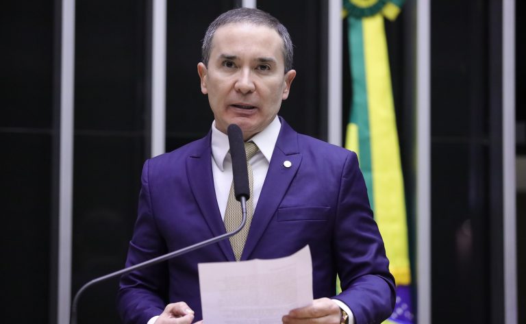Projeto permite que consumidor cancele contrato de telecomunicação mesmo que tenha dívidas com a operadora