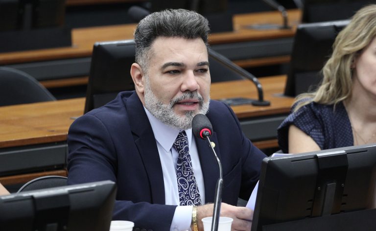 Projeto prevê 40 anos de prisão para assassinato em emboscada com arma de uso restrito