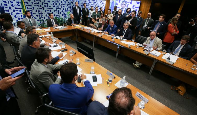 Sem acordo, deputados adiam decisão sobre Comissões da Câmara