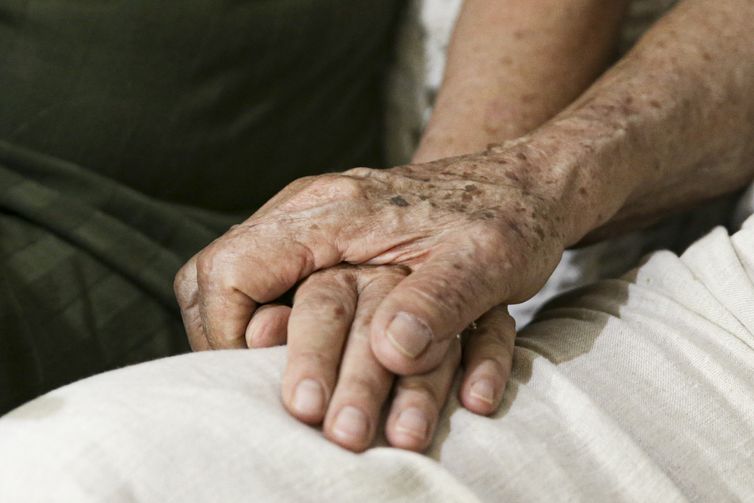 Anvisa aprova medicamento para retardar avanço do Alzheimer