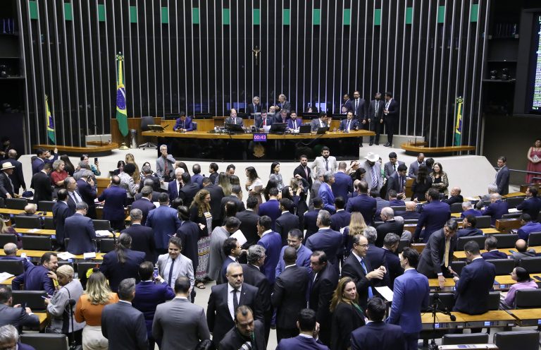 Câmara aprova projeto que facilita ajuda em desastres climáticos e combate a incêndios florestais