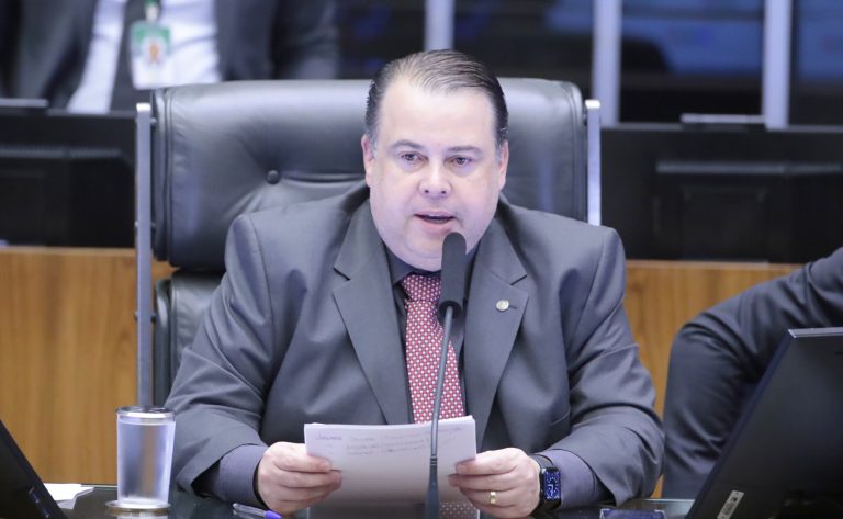 Comissão aprova criação de regras para o uso de dados de crianças por inteligência artificial