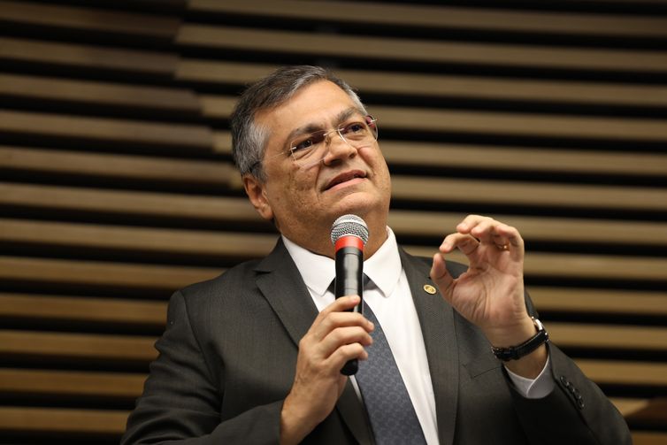 Dino dá 48 horas para líder do PL explicar acordo sobre emendas