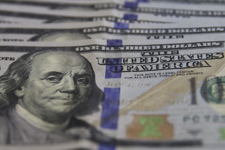 Dólar cai pela sétima vez seguida e fecha em R$ 5,64