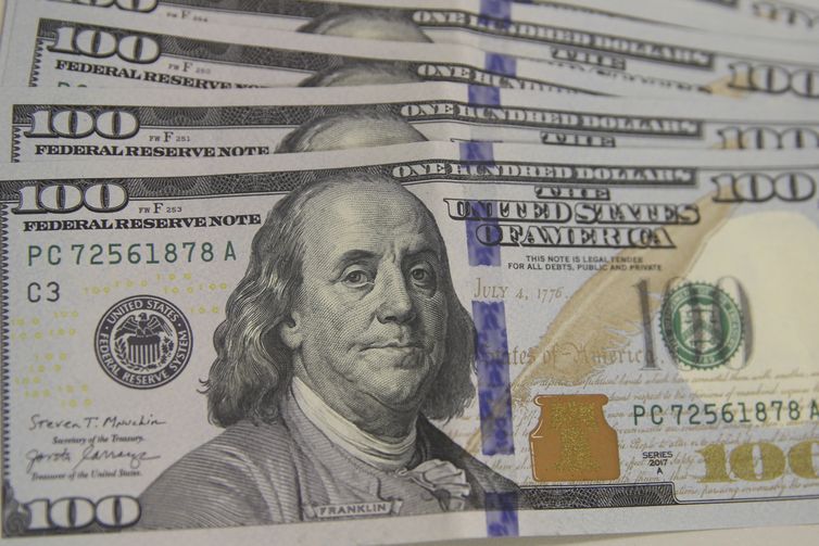 Dólar cai pela sexta vez seguida e fecha em R$ 5,68