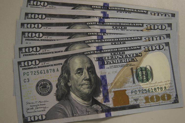 Dólar fecha abaixo de R$ 5,70 em dia de tarifas de Trump