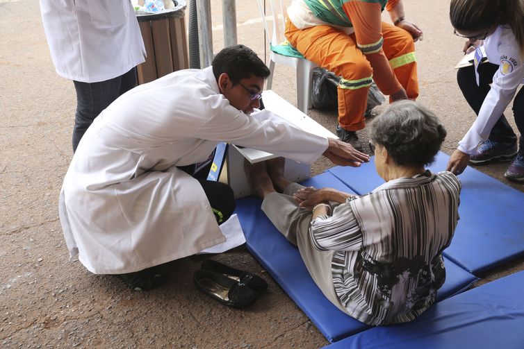  Exercícios podem prevenir quedas em idosos e melhorar recuperação