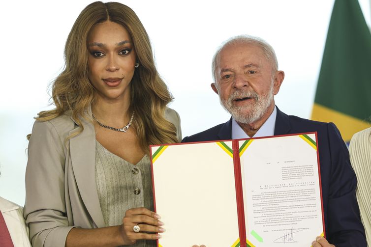 Lula diz que atitude do governo dos EUA com Erika Hilton é abominável