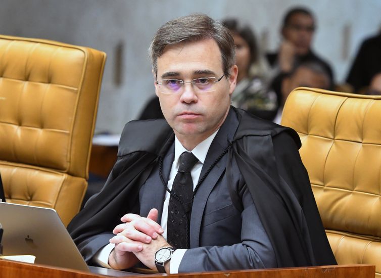 Mendonça diverge em julgamento e vota pela soltura de Collor