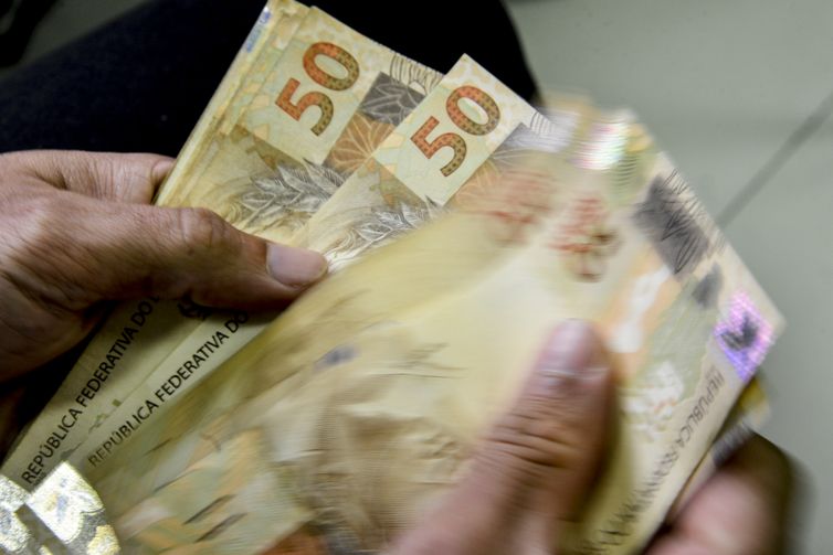 Mercado financeiro reduz previsão da inflação para 5,55%