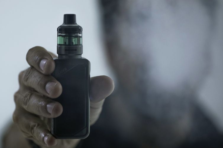 Plataformas devem remover propagandas de cigarros eletrônicos