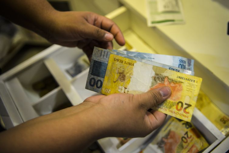 Trabalhador pode trocar dívidas mais caras por consignado para CLT