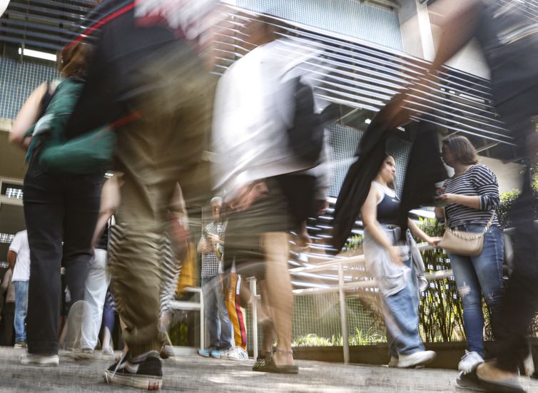 Alunos de cursinhos populares irão receber bolsa de R$ 200 por mês