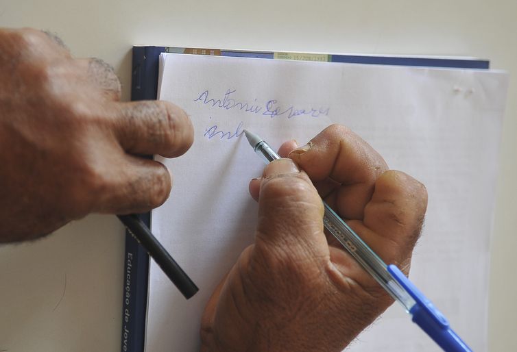 Analfabetismo de pessoas com deficiência é quatro vezes maior no país