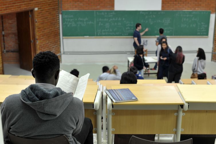 Bolsistas começam a receber pagamentos do Pé-de-Meia Licenciaturas