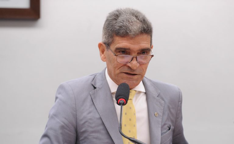 Comissão aprova prazo para INSS analisar documentação de pescador e pagar seguro-defeso