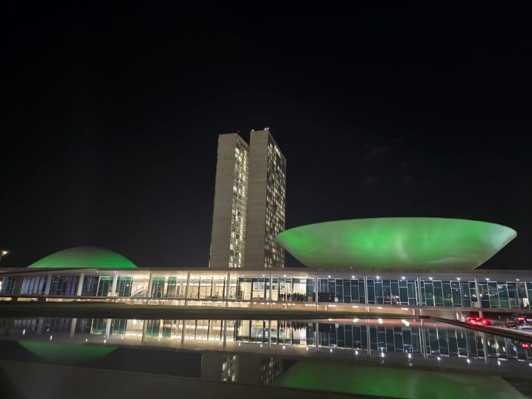 Congresso Nacional recebe iluminação verde para homenagear o Dia Nacional da Defensoria Pública