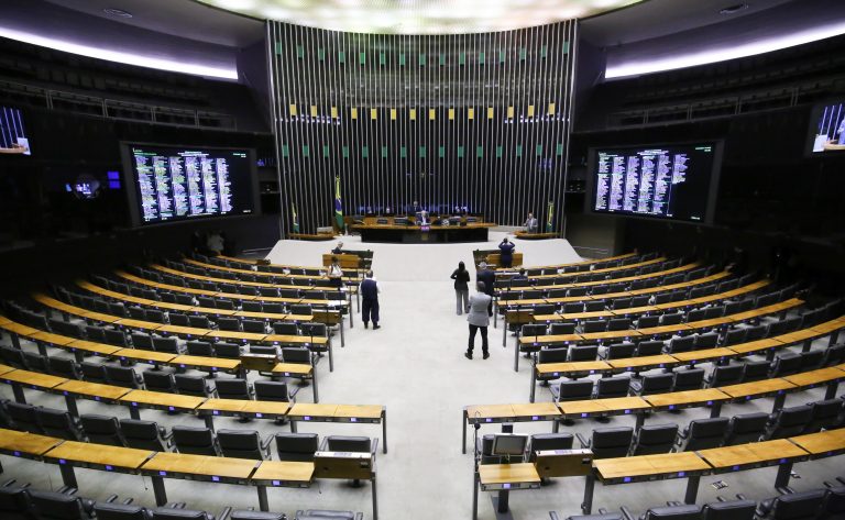 Deputados analisam projeto que cria adicional de remuneração para fiscais federais agropecuários; acompanhe