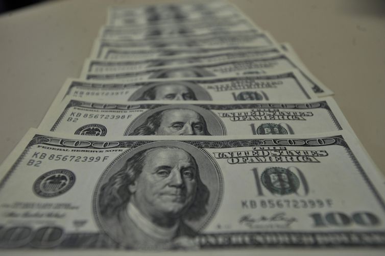 Dólar sobe para R$ 5,68 com dados fortes da economia dos EUA