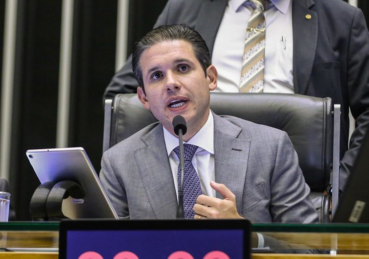 Motta diz que decisão sobre aumento do IOF sai ainda hoje