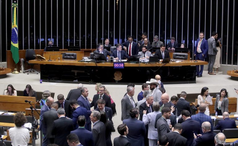 Plenário analisa projeto que revoga pontos desatualizados da CLT; acompanhe