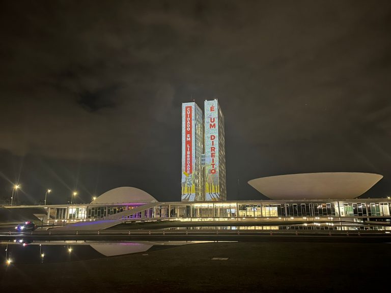 Projeção de frases e imagens na fachada do Congresso põe em foco a luta antimanicomial