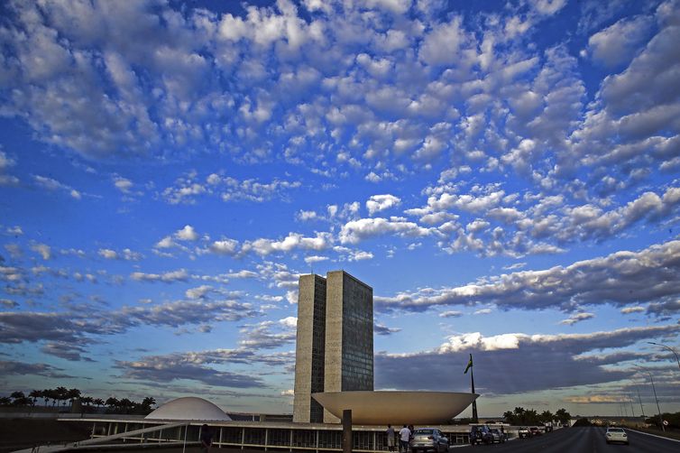 Relator antecipa fim da reeleição para 2030 e CCJ adia votação