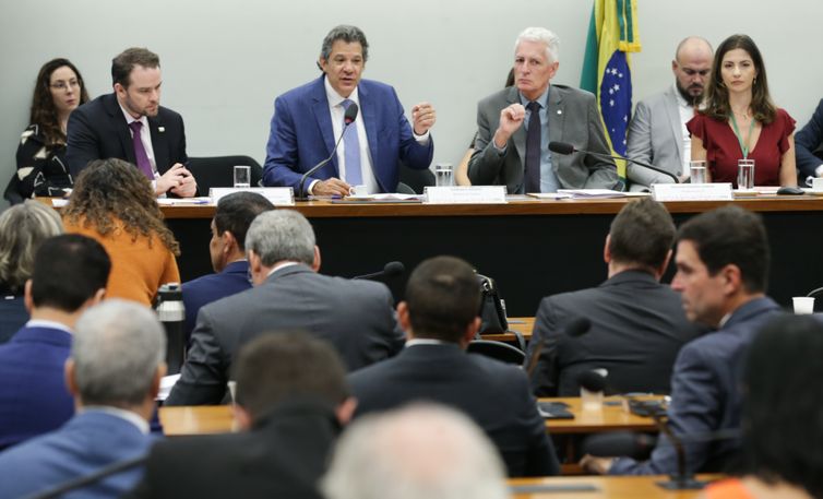 Audiência com Haddad é encerrada após tumulto entre deputados