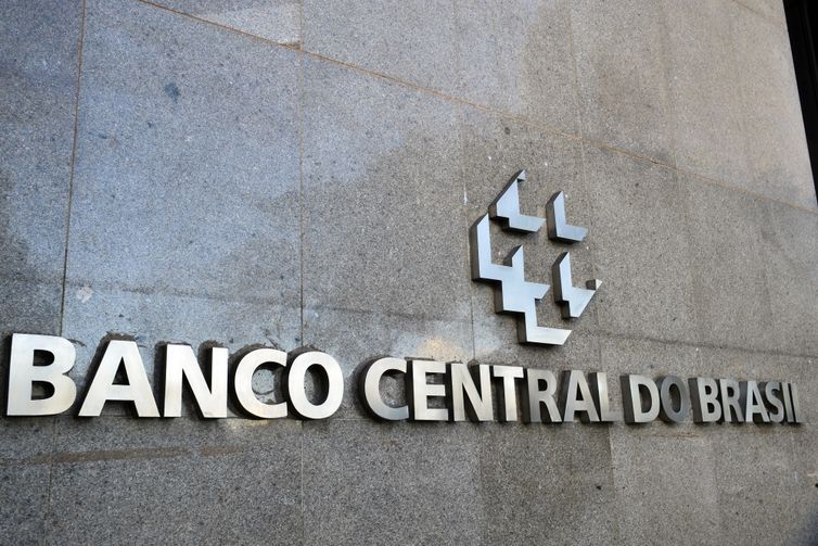 BC diz que Selic deve ser mantida em 15% por período prolongado