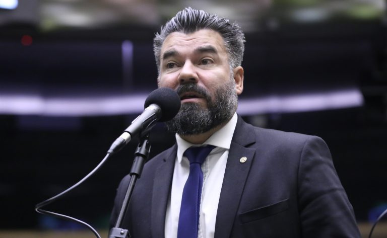 Comissão aprova projeto que susta regras sobre reavaliação psicológica e uso de armas por policiais