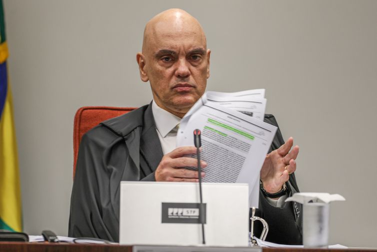 Moraes diz que defesa de Bolsonaro poderá acompanhar acareação de Cid 