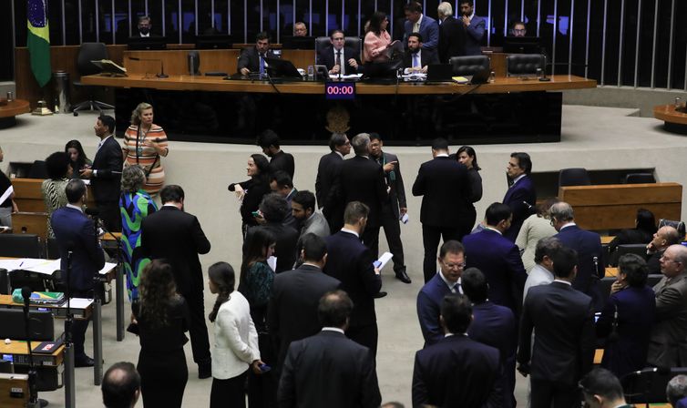 Plenário da Câmara derruba decreto de Lula sobre IOF