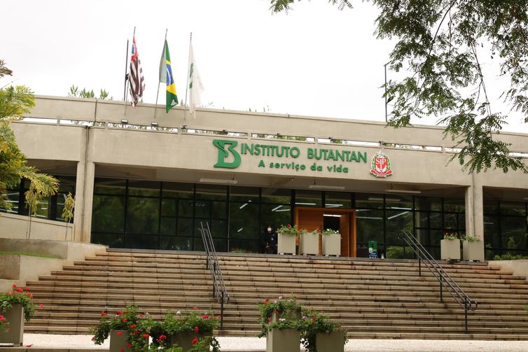 Butantan se prepara para testar vacina contra gripe aviária em humanos