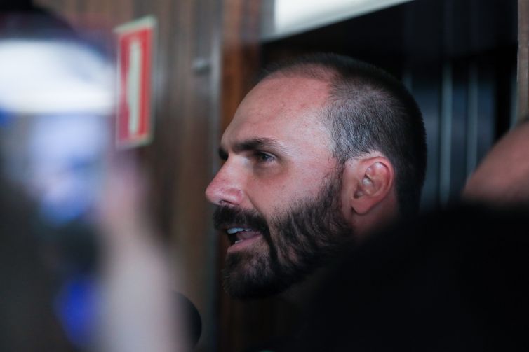 Câmara: PT pede suspensão do mandato de Eduardo Bolsonaro