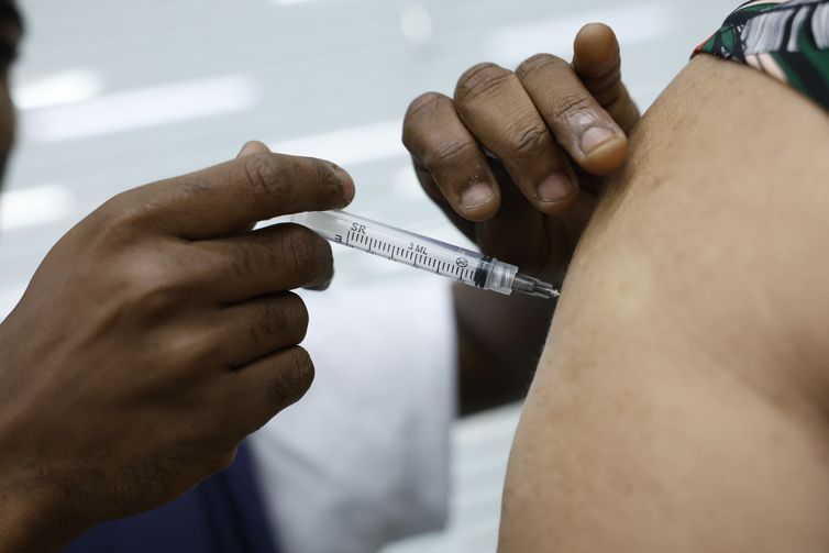 Casos de síndrome respiratória aguda grave caem no país, diz Fiocruz