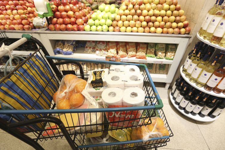 Cesta básica tem custo menor em 11 capitais, mostra Dieese