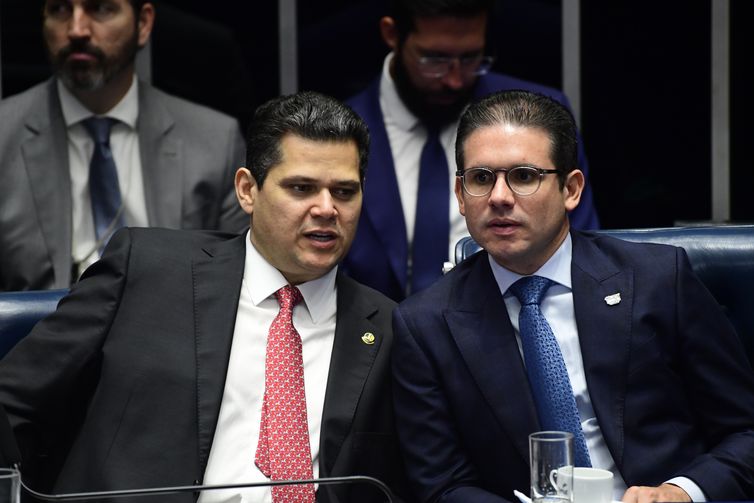 Chefes do Senado e da Câmara falam em união contra 