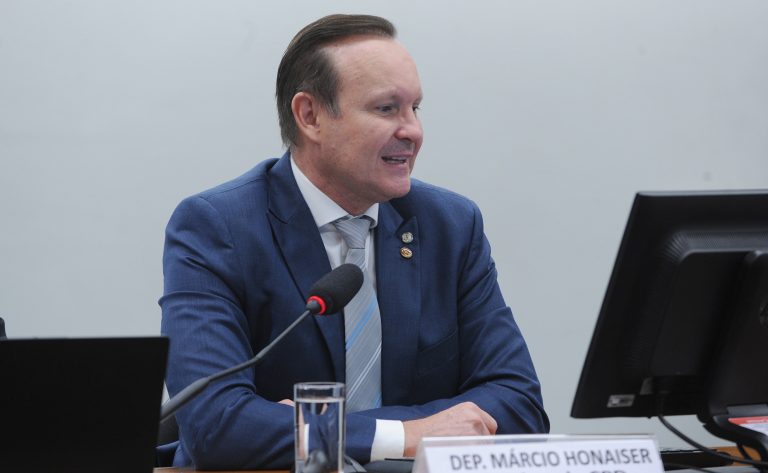 Comissão aprova projeto para destinar multas de trânsito para habilitação de pais de pessoa com deficiência