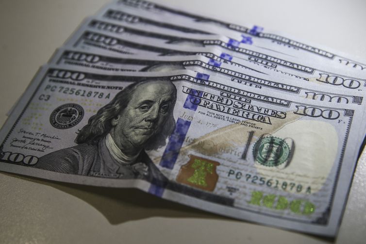 Dólar fecha praticamente estável, a R$ 5,54, mas sobe 2,26% na semana