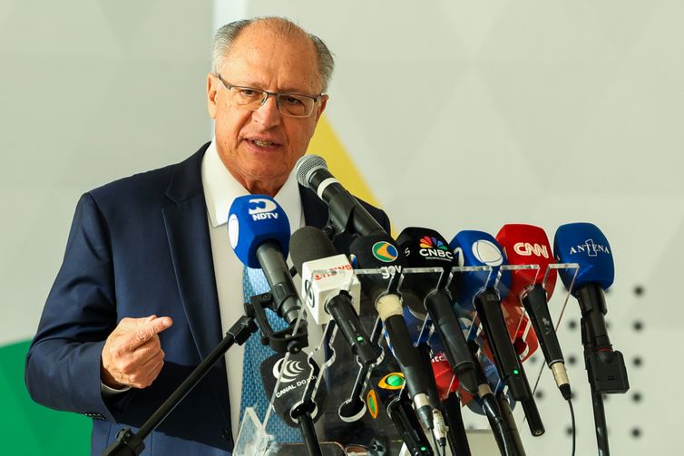 Governo busca negociação com EUA e pede apoio de empresários