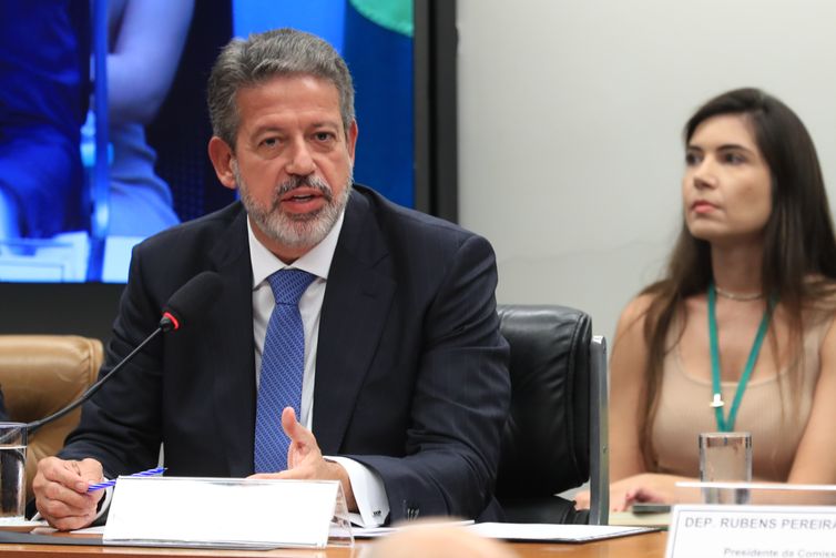 Lira amplia redução parcial de IR para quem ganha até R$ 7.350