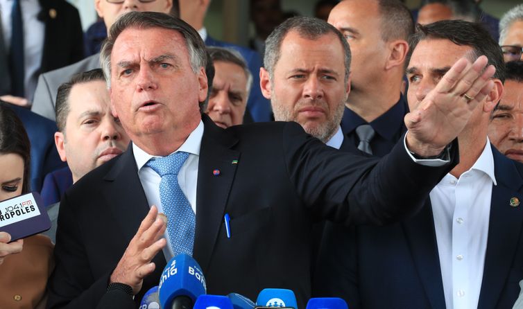 Oposição classifica de arbitrárias medidas cautelares contra Bolsonaro