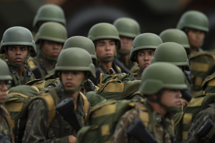 Senadores aprovam MP que aumenta vencimento de militares