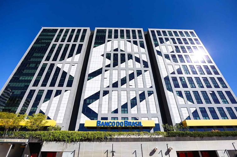 BB tem lucro de R$ 11,2 bi no primeiro semestre, queda de 40,7%