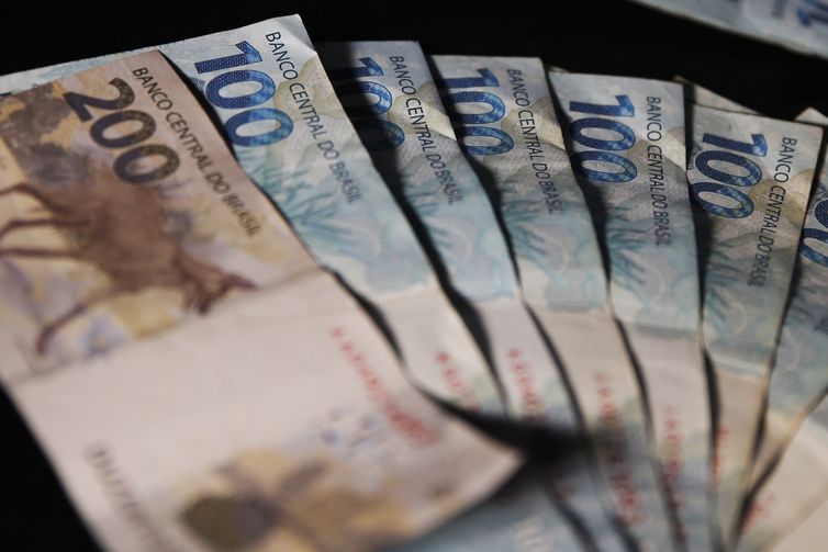 Brasileiros sacam R$ 318,37 milhões em valores a receber em junho