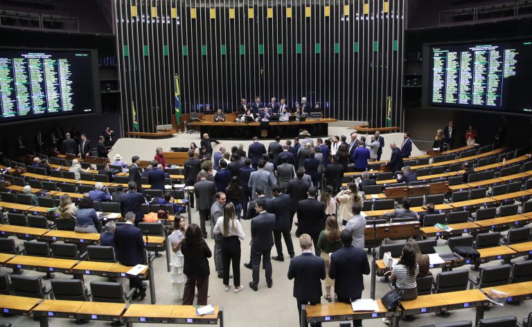 Deputados aprovam regime de urgência para seis projetos; acompanhe