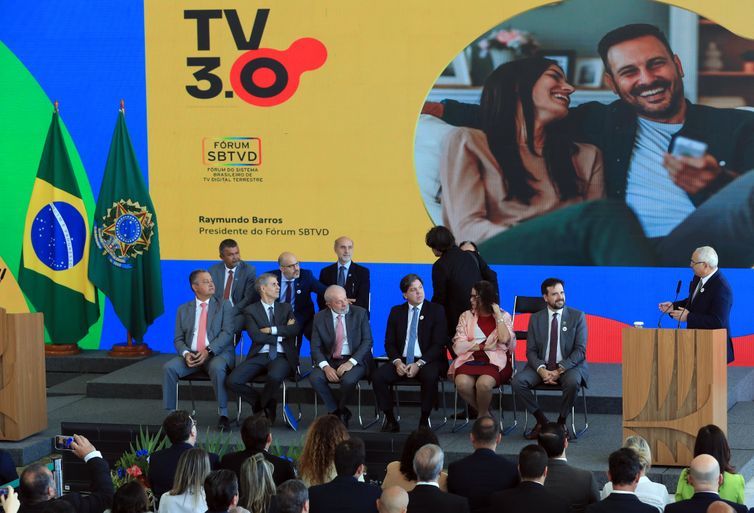 Lula assina decreto da TV 3.0; novo sistema deve começar em 2026