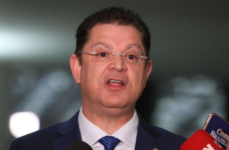 Oposição ocupa plenários por anistia a 8/01 e impeachment de Moraes