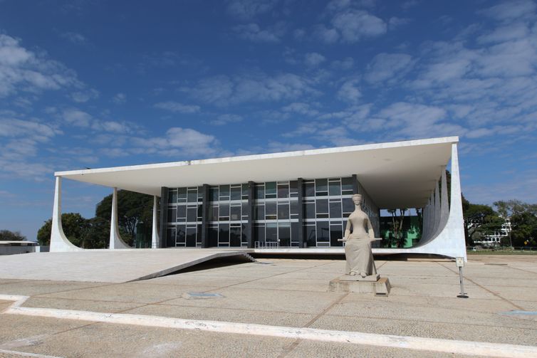STF retoma sessões após recesso e fará defesa de Moraes